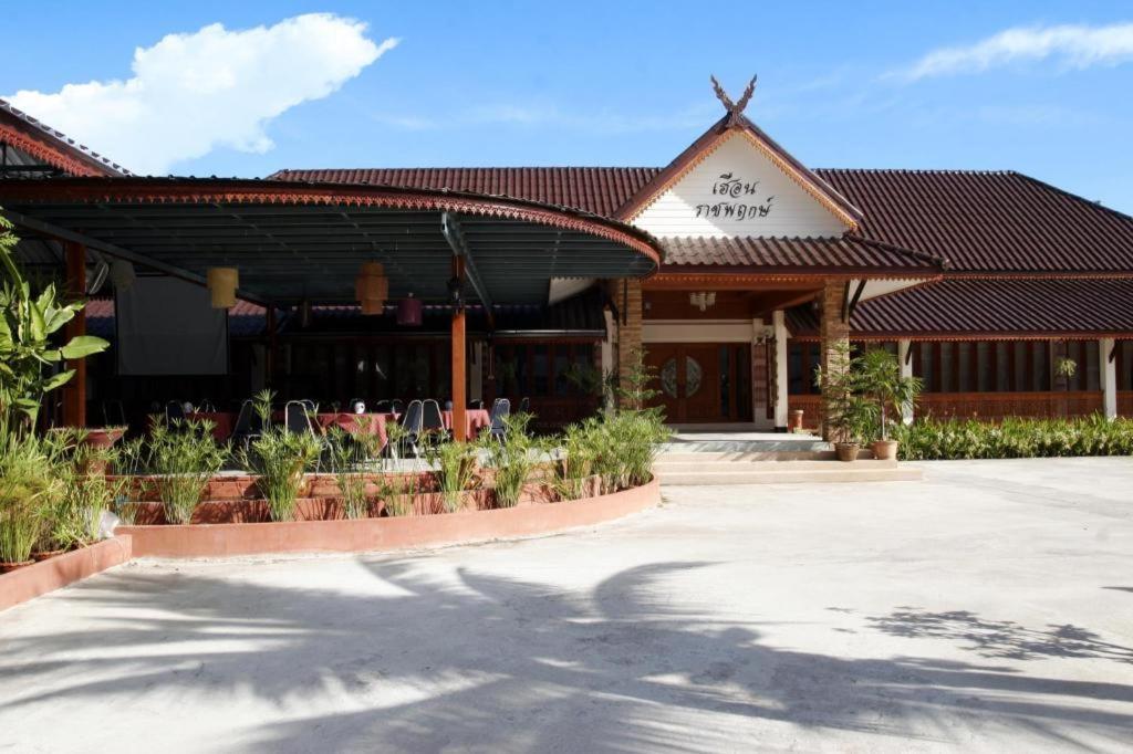 Ratchaphruek 2007 Hotel Chom Thong Exterior photo